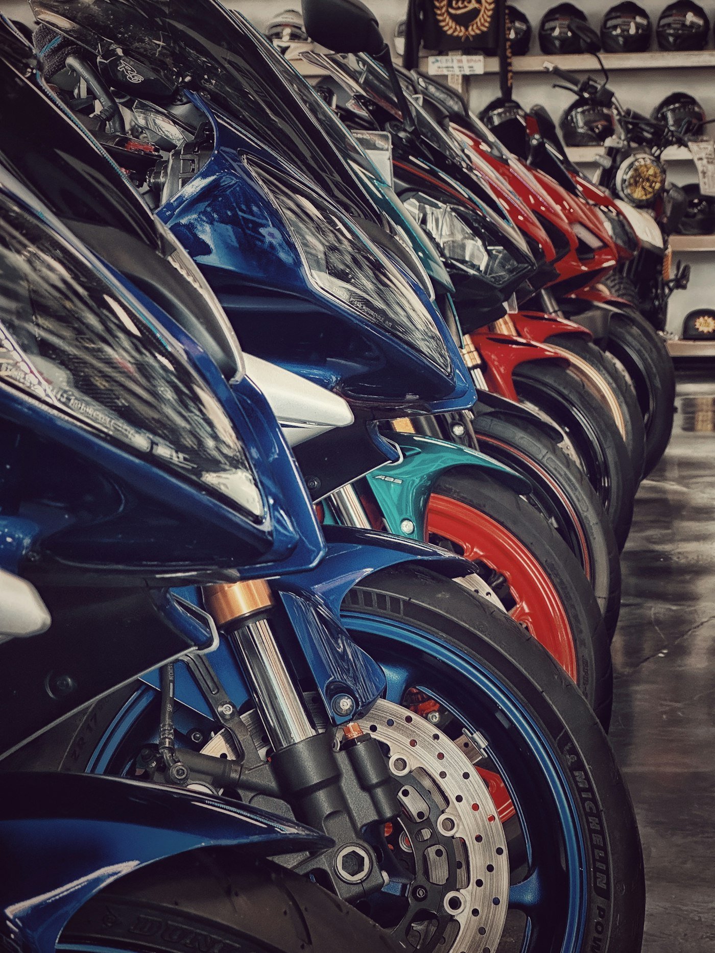 Motocicletas alinhadas em uma loja